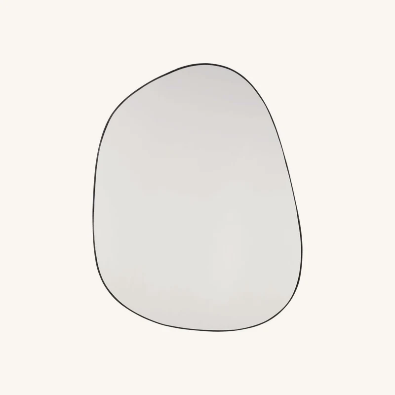 Miroir organique en acier noir chez Maisons du Monde