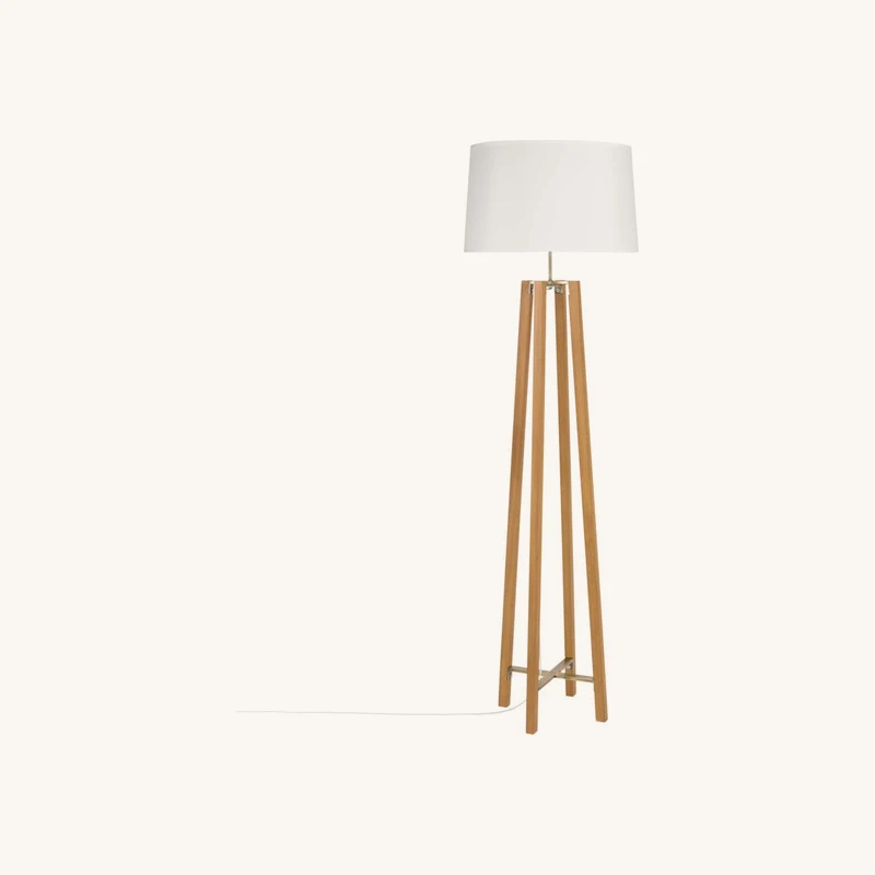 Lampadaire en bois de platane et abat-jour blanc chez Maisons du Monde
