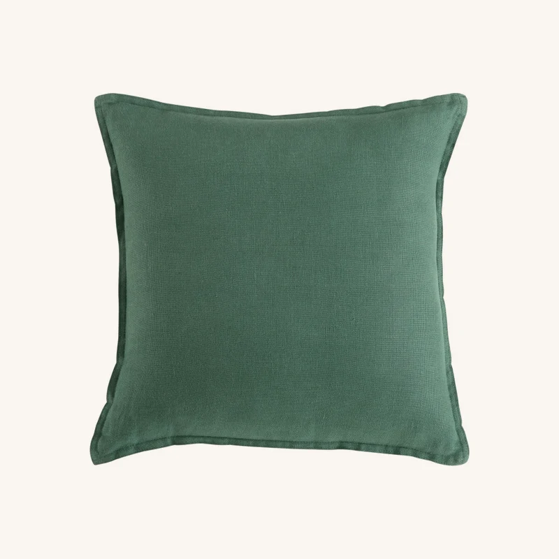 Coussin en lin lavé vert basilic chez Maisons du Monde