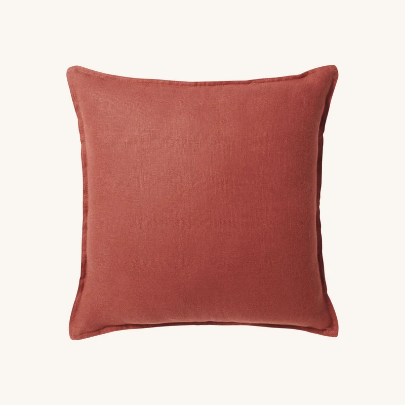 Coussin en lin lavé terracotta chez Maisons du Monde