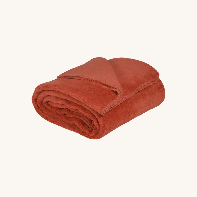 Plaid polaire en polyester recyclé terracotta chez Maisons du Monde