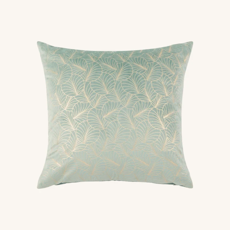 Coussin en velours brillant vert clair chez Maisons du Monde