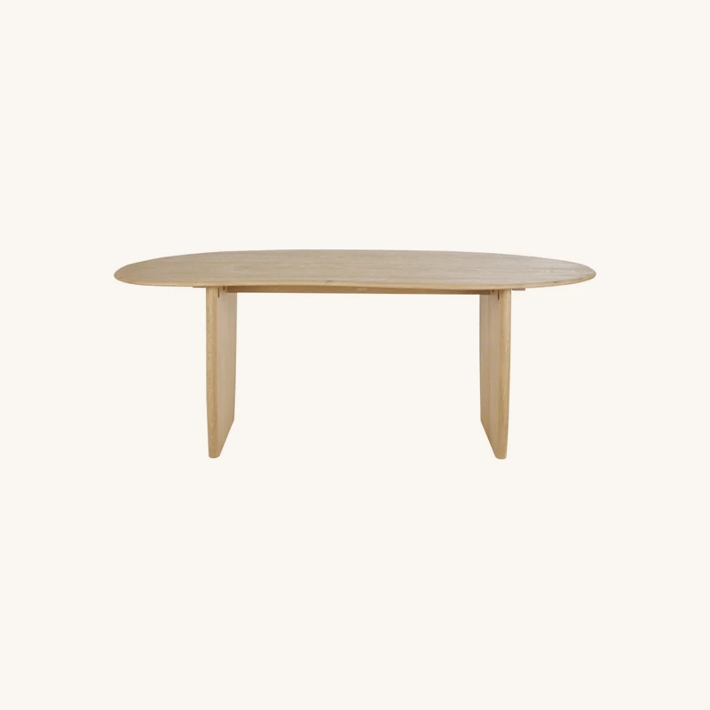 Table à manger en bois de frêne massif beige chez Maisons du Monde