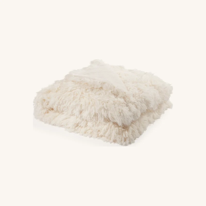Plaid imitation fourrure blanche chez Maisons du Monde