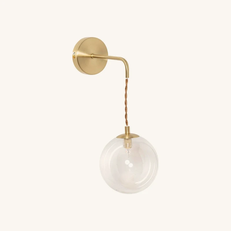 Applique murale en métal doré et globe en verre chez Maisons du Monde