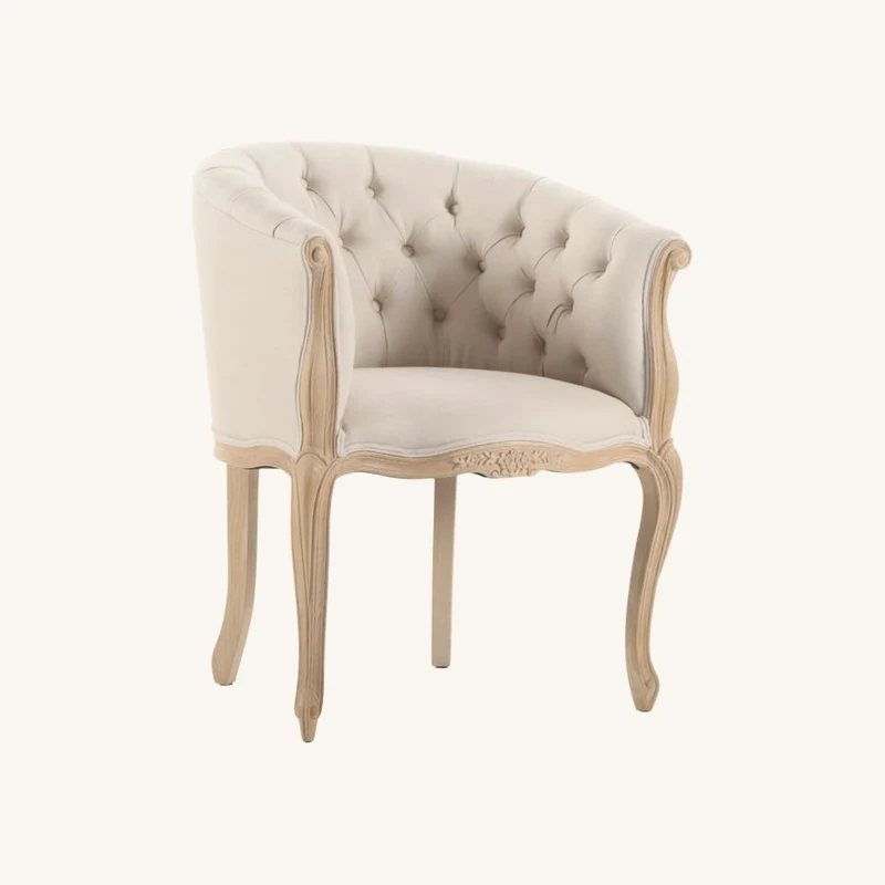 Fauteuil capitonné en lin chez Maisons du Monde