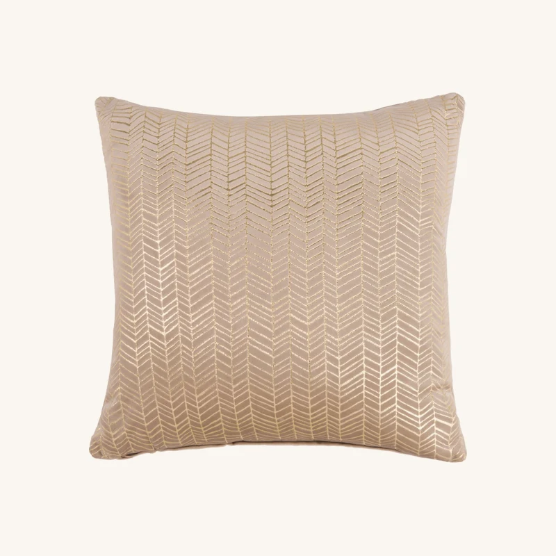 Coussin en suédine beige à motif imprimé chez Maisons du Monde
