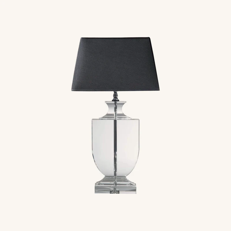 Lampe en cristal et abat-jour noir chez Maisons du Monde