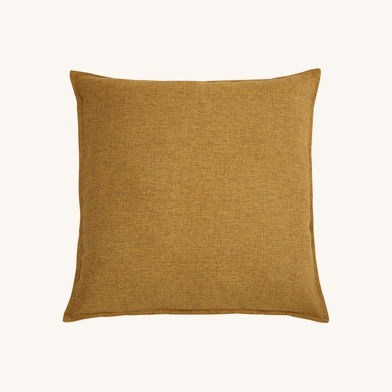 Coussin en polyester recyclé jaune ocre chez Maisons du Monde
