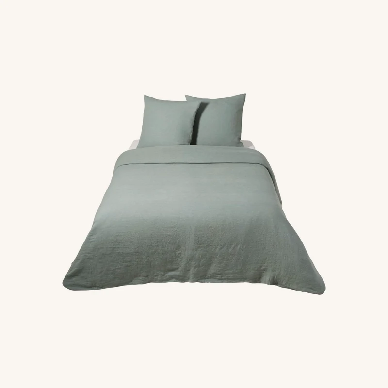 Parure de lit en lin lavé vert jade chez Maisons du Monde