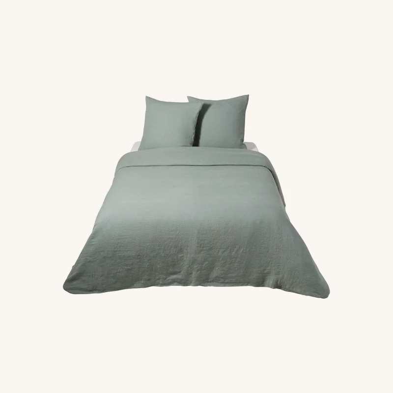 Parure de lit en lin lavé vert jade chez Maisons du Monde