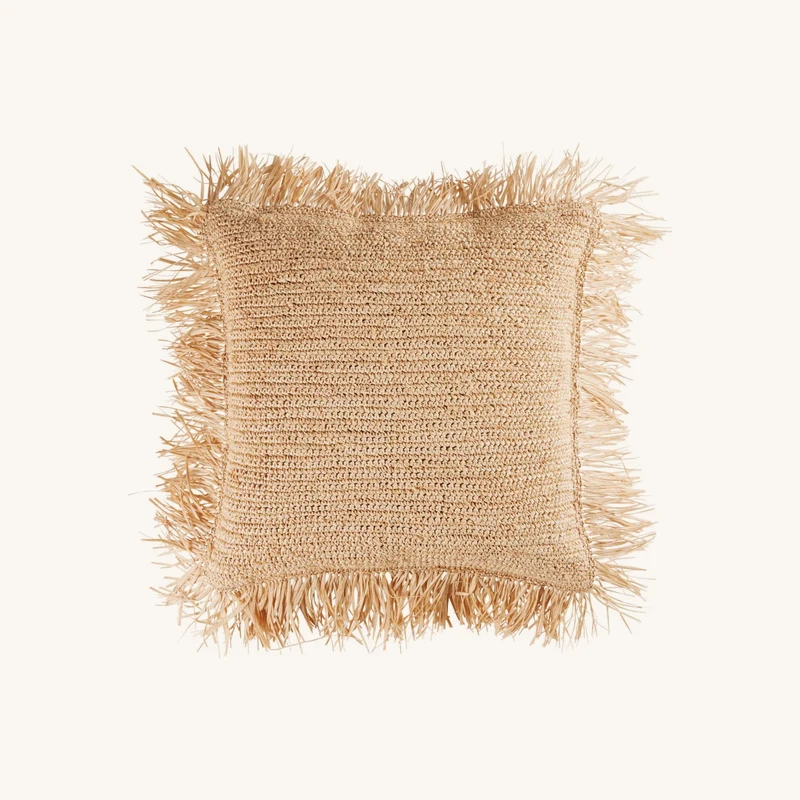 Coussin en raphia tressé chez Maisons du Monde