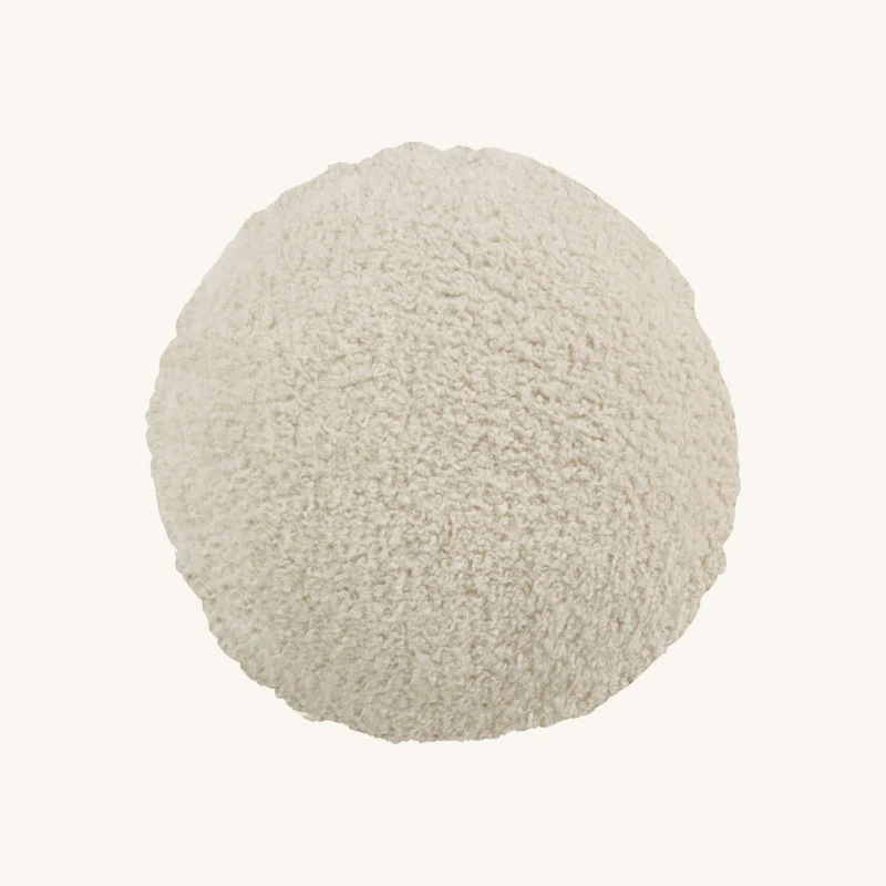 Coussin rond effet laine bouclée écru chez Maisons du Monde