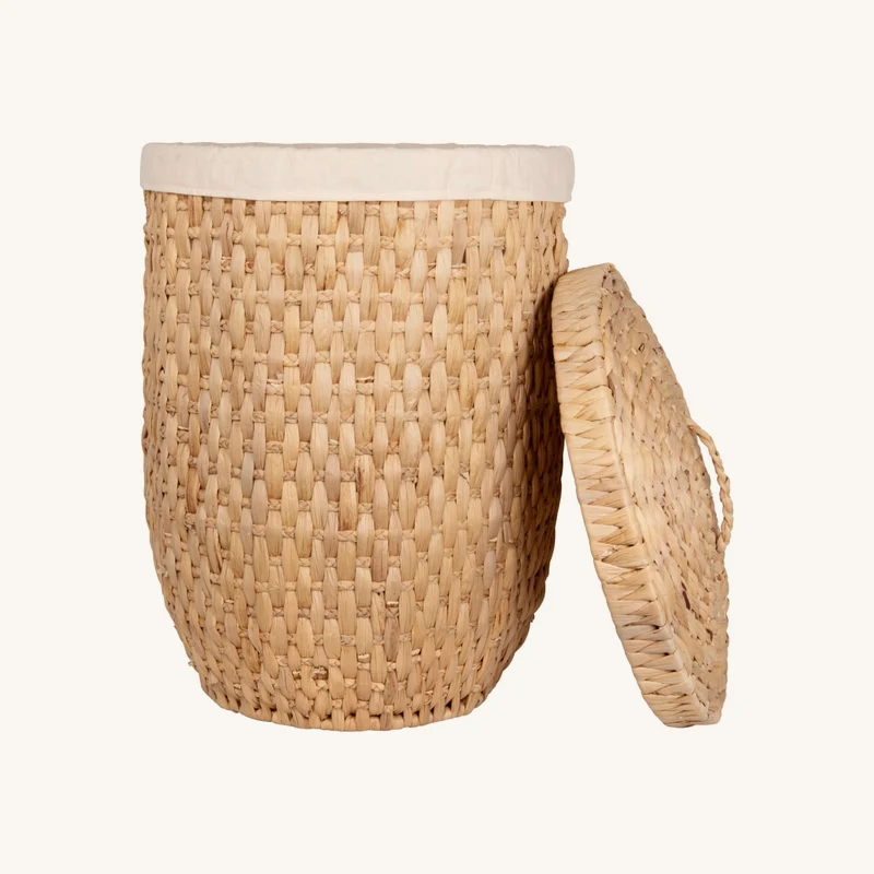 Panier à linge en jacinthe d'eau avec couvercle chez Maisons du Monde