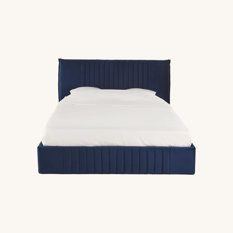 Lit coffre en velours bleu chez Maisons du Monde