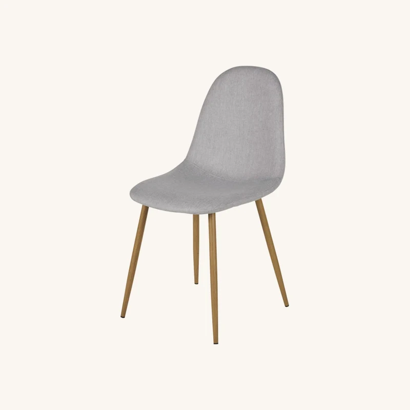 Chaise en tissu recyclé gris clair et pieds chez Maisons du Monde