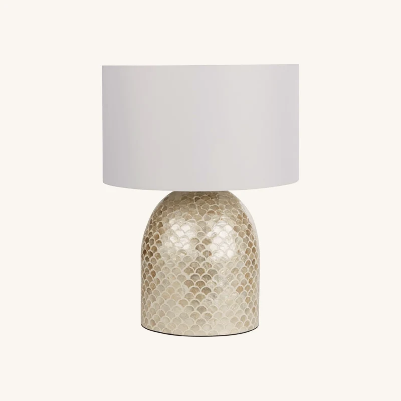 Lampe en nacre dorée et abat-jour blanc chez Maisons du Monde