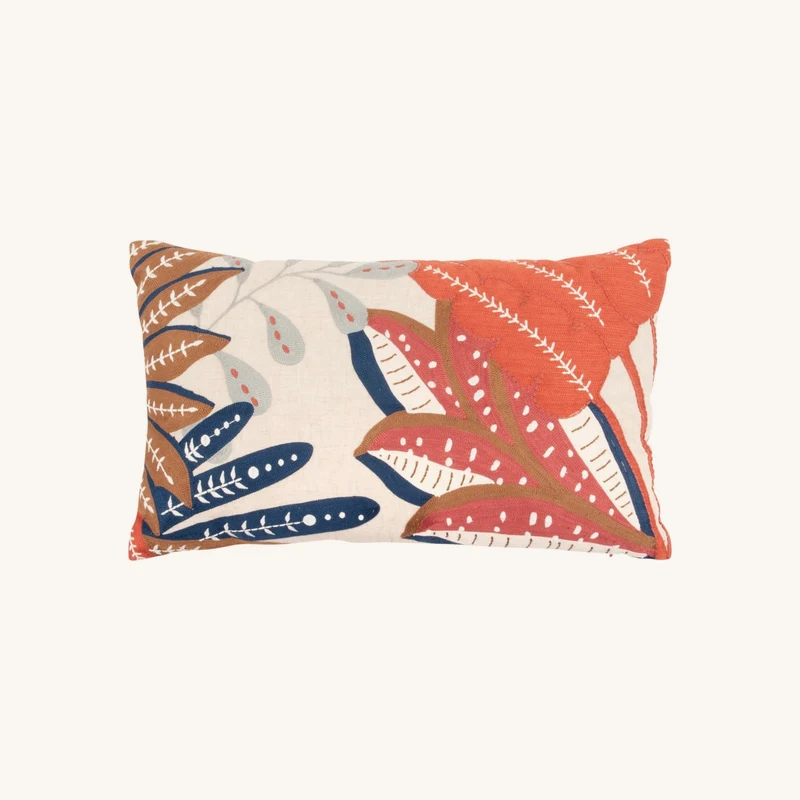 Housse de coussin à motif exotique brodé chez Maisons du Monde