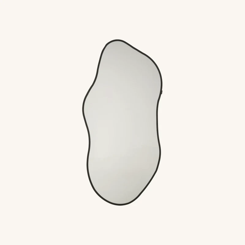 Miroir organique en acier noir chez Maisons du Monde