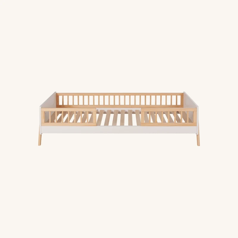 Lit évolutif à barreaux bicolore chez Maisons du Monde