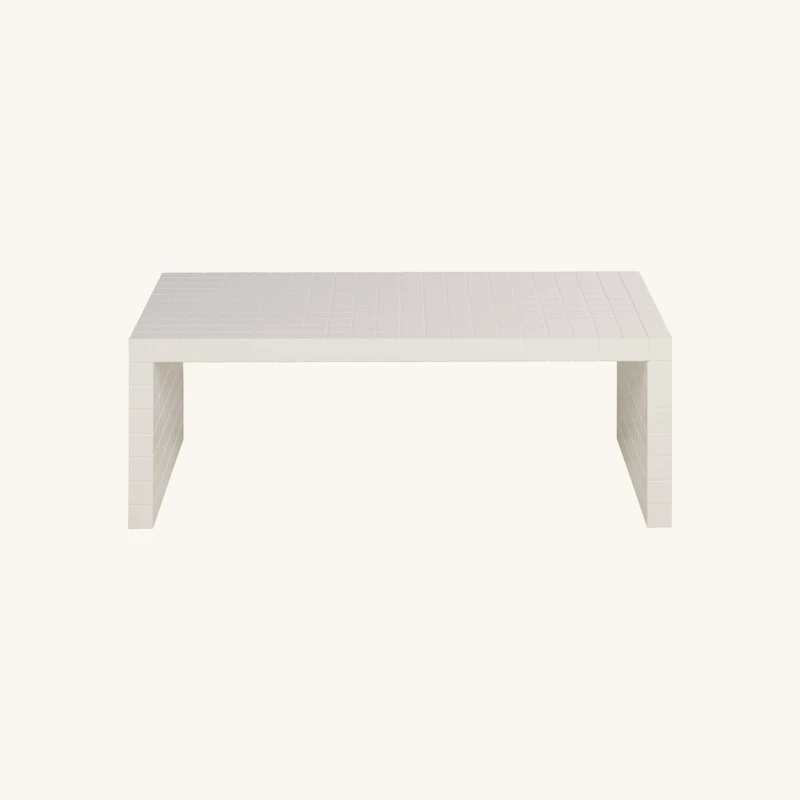Table basse blanche à carreaux chez Maisons du Monde