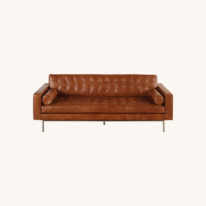 Canapé capitonné 3 places en cuir de vachette chez Maisons du Monde