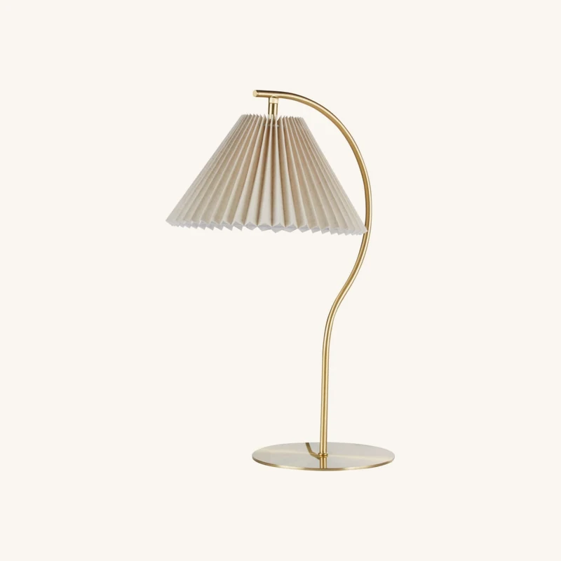 Lampe en acier doré et abat-jour beige chez Maisons du Monde