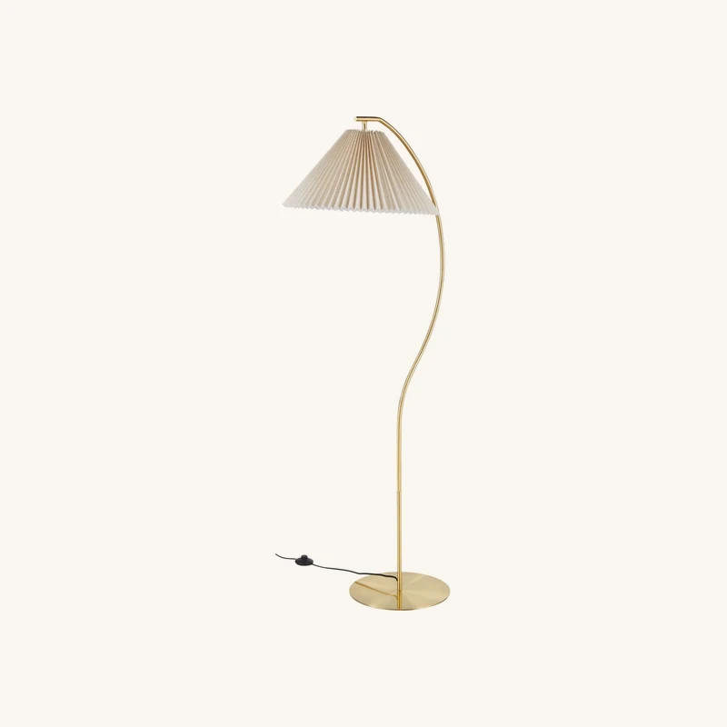 Lampadaire en acier doré et abat-jour beige chez Maisons du Monde