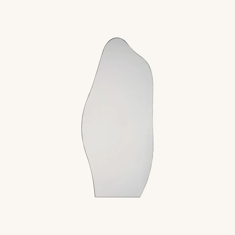 Grand miroir organique en acier noir chez Maisons du Monde