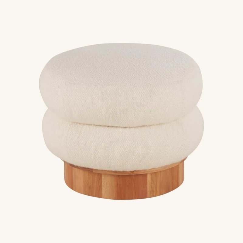 Tabouret en bois d'acacia et bouclettes blanches chez Maisons du Monde