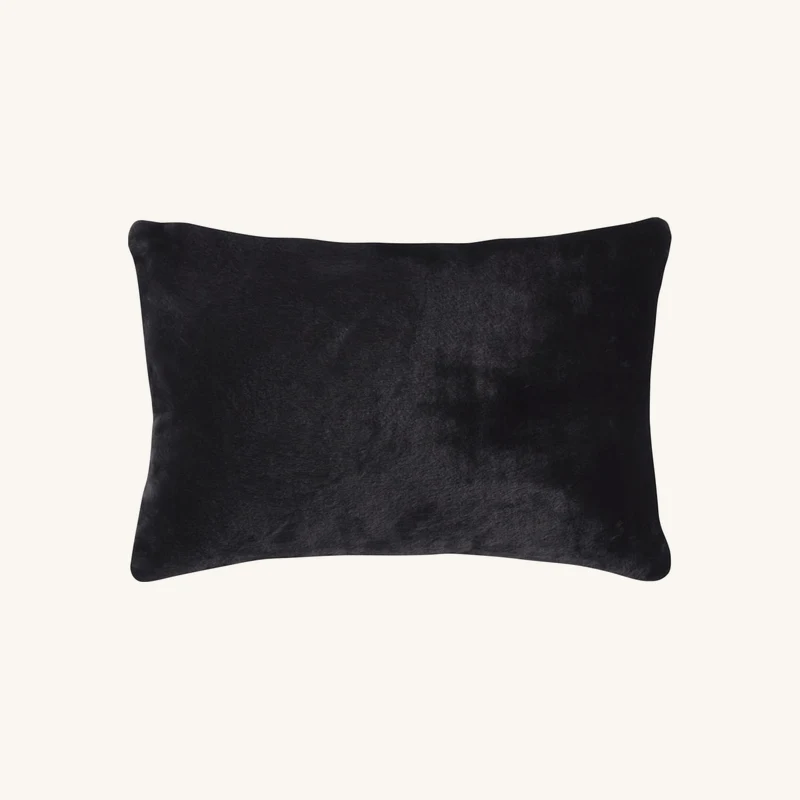 Coussin imitation fourrure noire chez Maisons du Monde