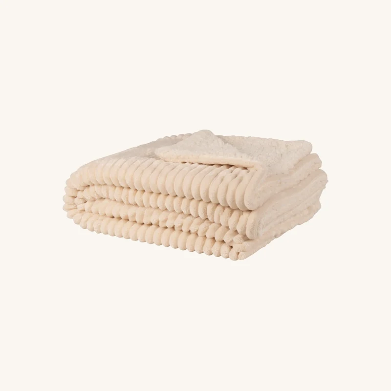 Plaid en polaire et sherpa écru chez Maisons du Monde