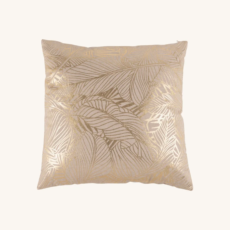 Coussin beige motifs graphiques dorés imprimés chez Maisons du Monde