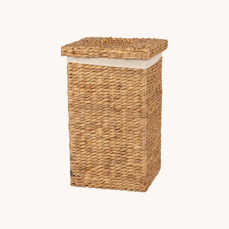 Panier à linge en jacinthe d'eau chez Maisons du Monde