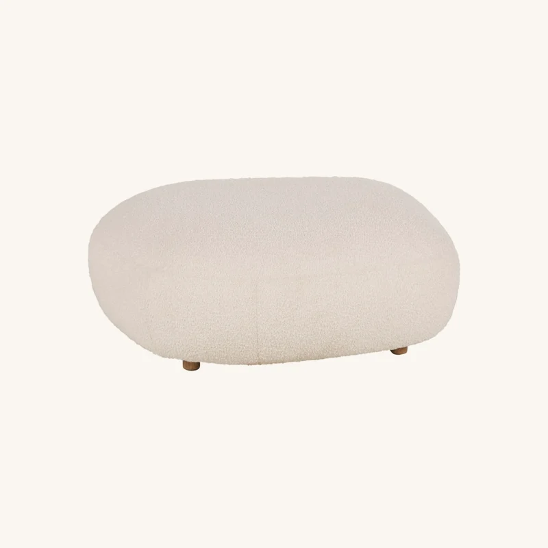 Pouf bouclettes beiges chez Maisons du Monde
