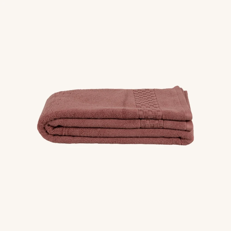 Serviette de bain en coton biologique rose chez Maisons du Monde