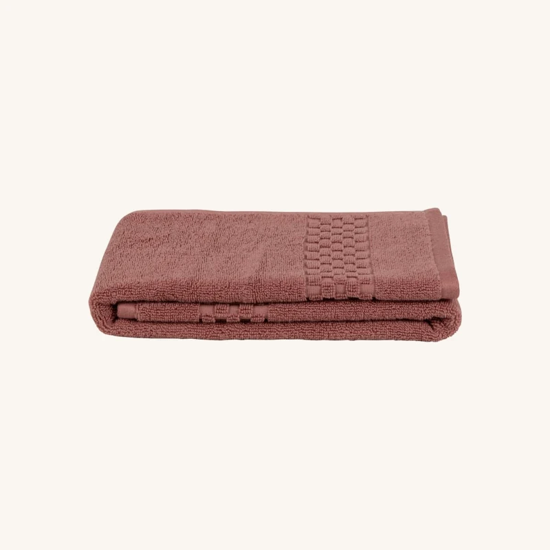 Serviette de toilette en coton biologique rose chez Maisons du Monde