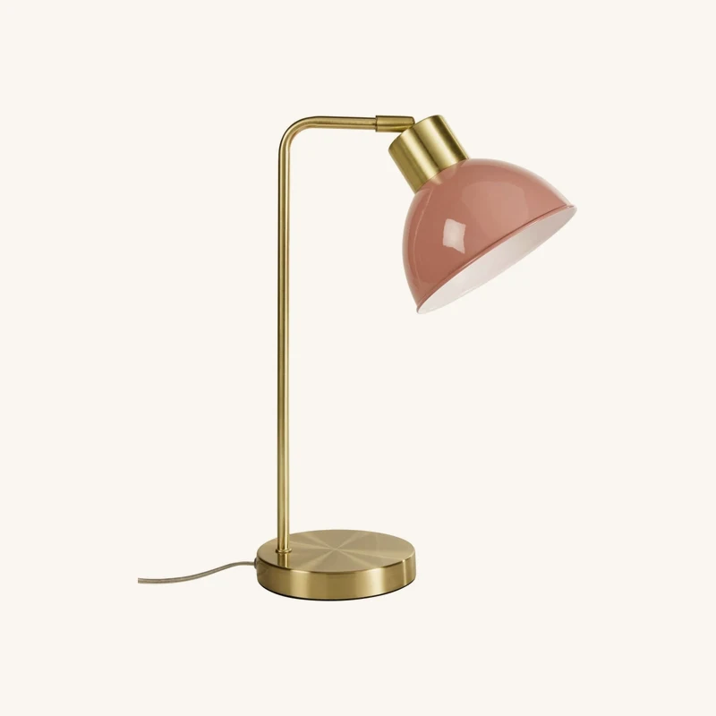 Lampe en métal rose et doré chez Maisons du Monde
