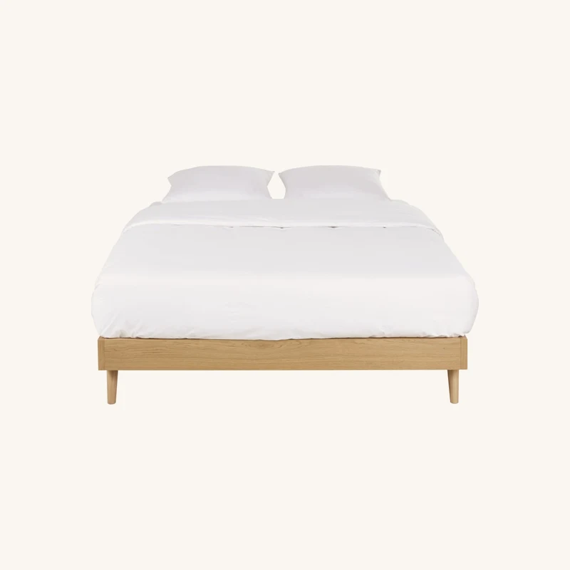 Lit en bois de chêne et placage chêne chez Maisons du Monde