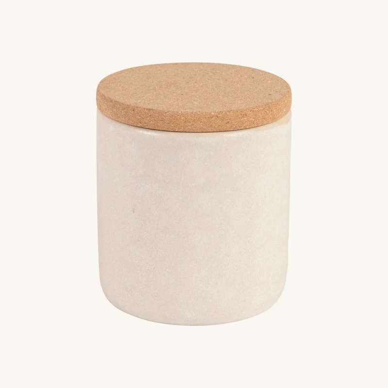 Pot en grès beige et couvercle en liège chez Maisons du Monde