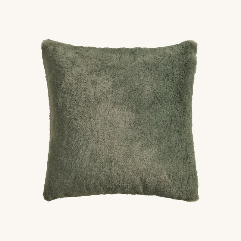 Housse de coussin imitation fourrure vert sauge chez Maisons du Monde