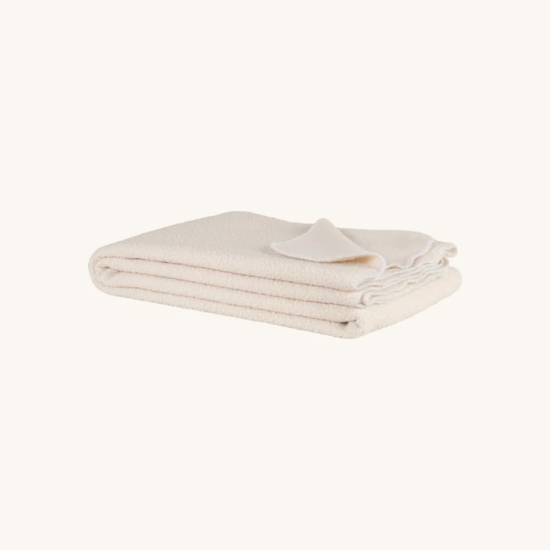 Plaid bouclettes écrues chez Maisons du Monde