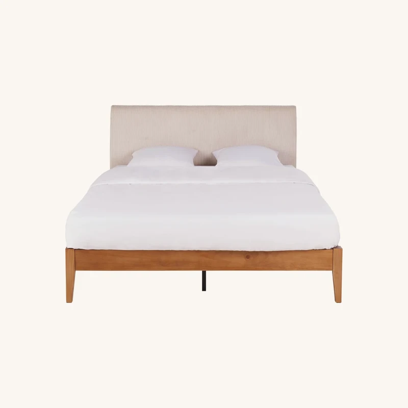 Lit en velours côtelé beige et pin massif chez Maisons du Monde