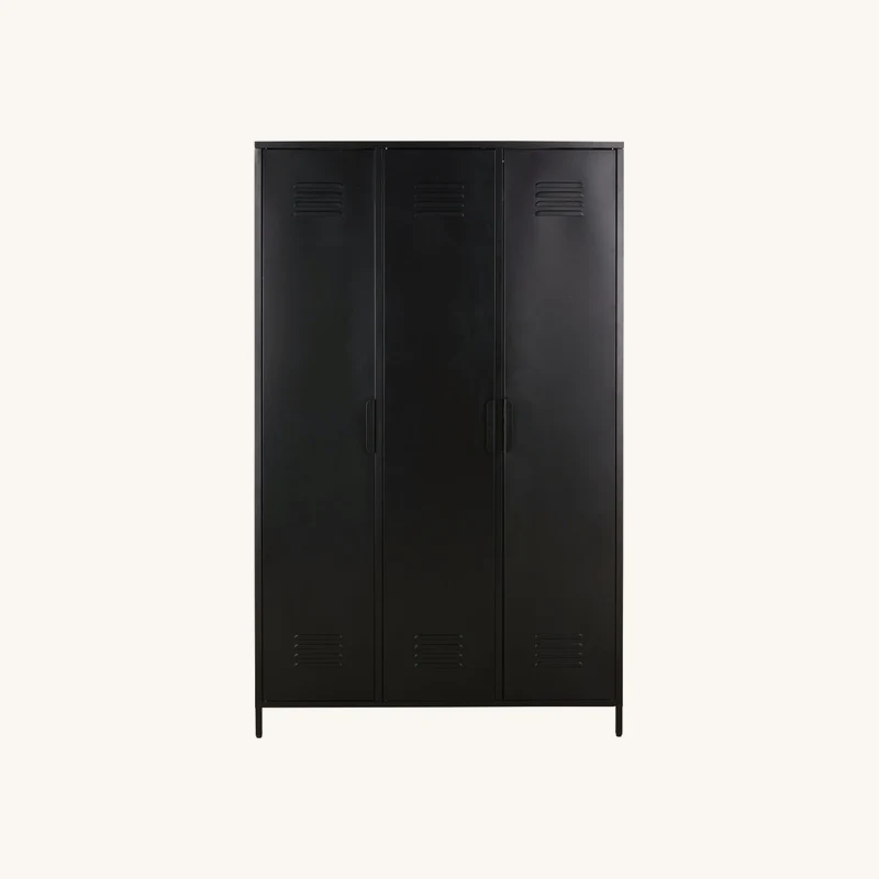 Armoire en acier noir chez Maisons du Monde