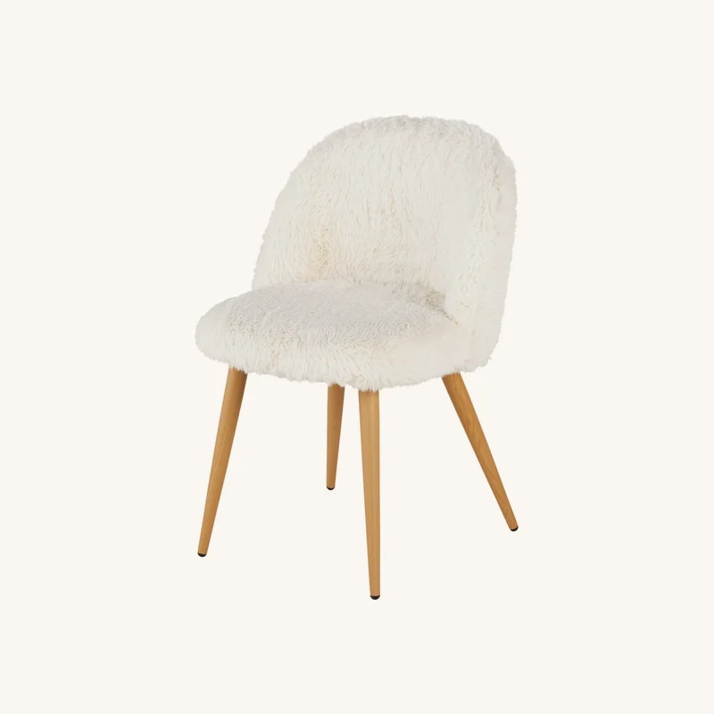 Chaise vintage imitation fourrure blanche chez Maisons du Monde