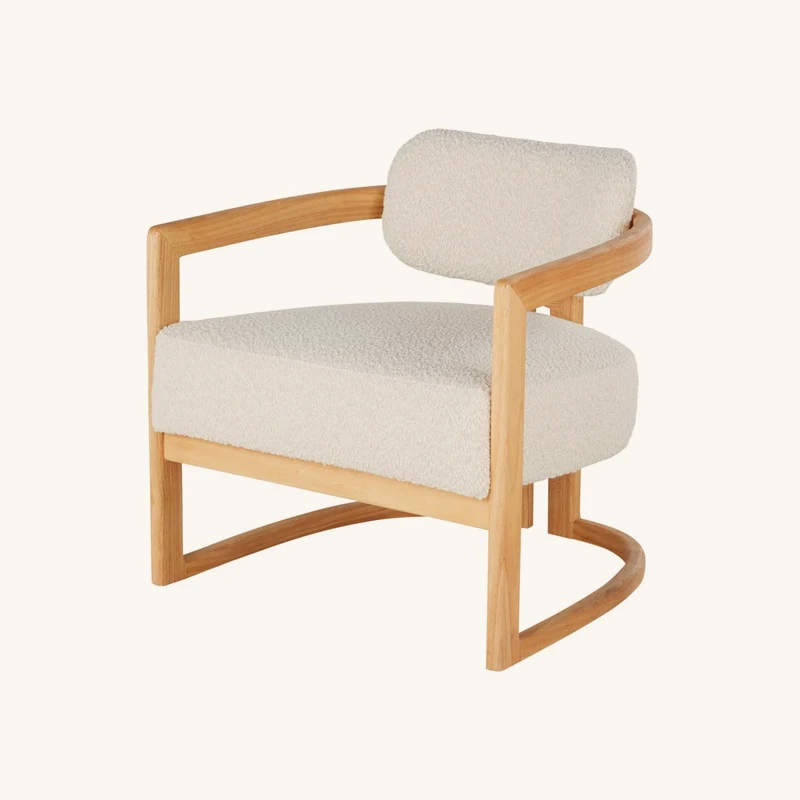 Fauteuil bouclettes écrues et bois d'hévéa chez Maisons du Monde