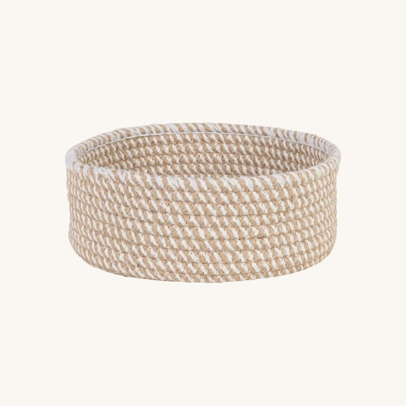 Corbeille en jute beige et blanc chez Maisons du Monde