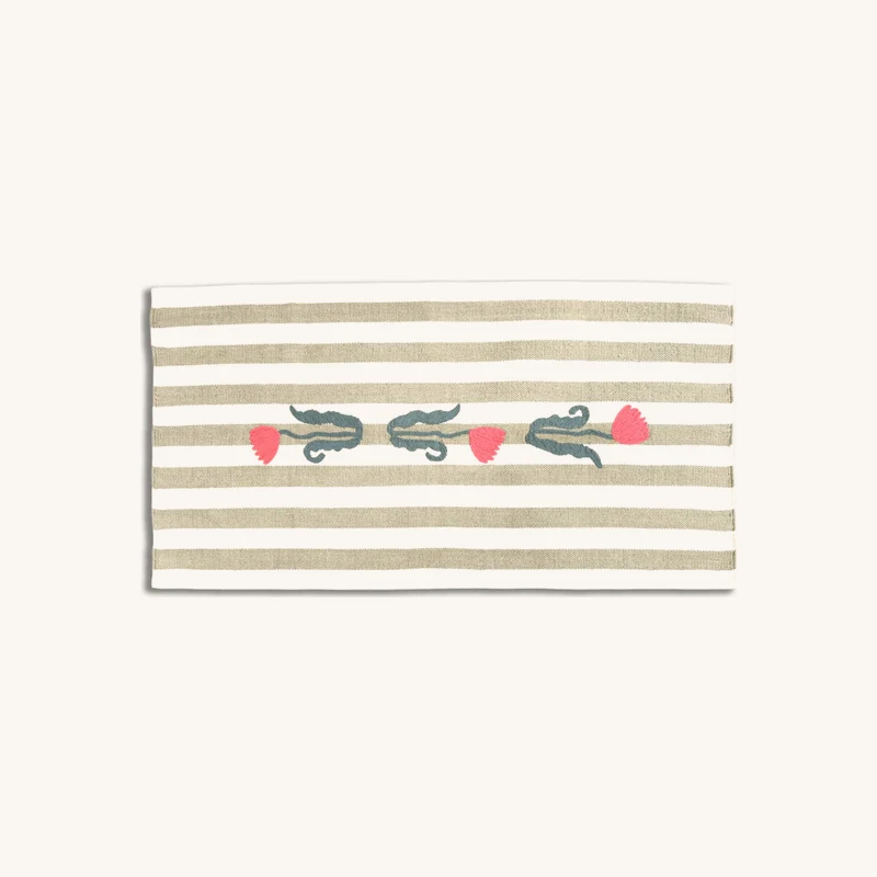 Tapis en coton recyclé à rayures et broderies chez Maisons du Monde