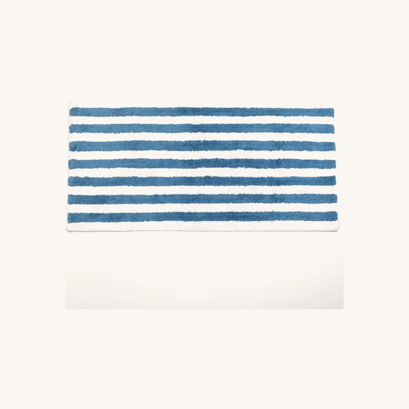 Tapis de bain en coton recyclé tufté blanc chez Maisons du Monde