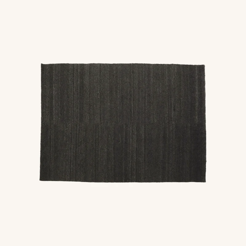 Tapis en jute noir chez The Cool Republic